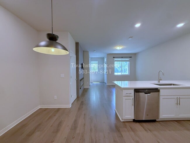 Building Photo - 6527 SE Genrosa St