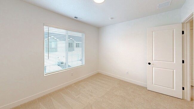 Building Photo - Beautifule New Townhome in Salem