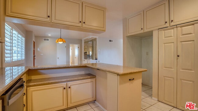 Building Photo - 9631 Crystal View Dr