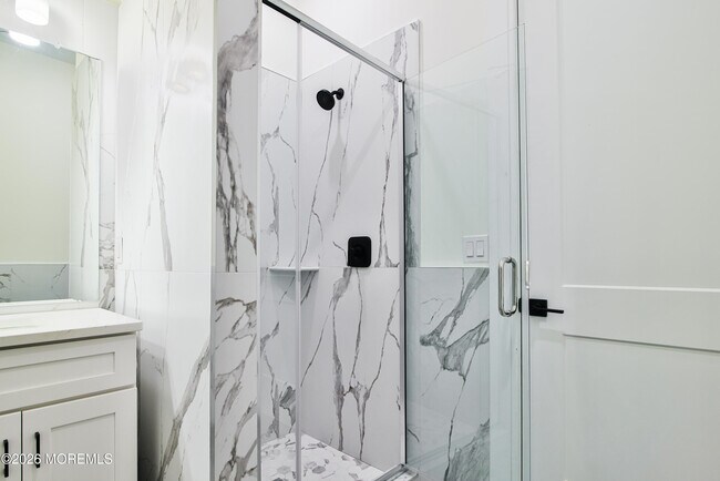 Building Photo - 527 Bangs Ave