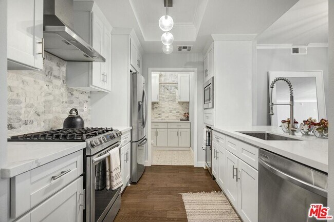 Building Photo - 860 S Lucerne Blvd