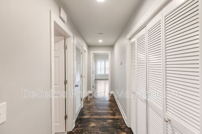 Building Photo - 210 Ashlawn Ct