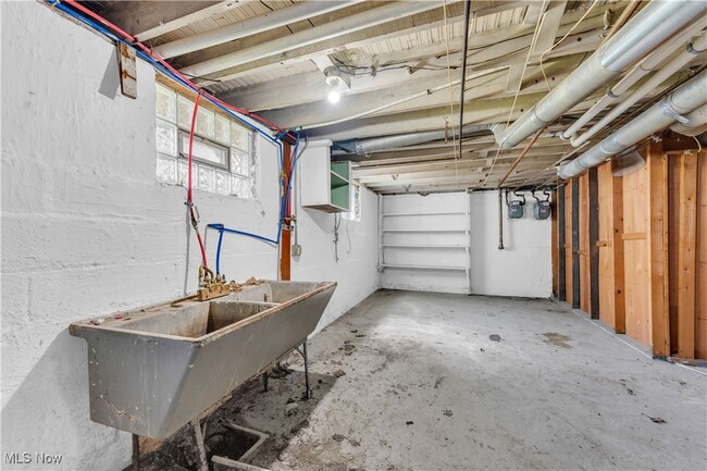 Building Photo - 8517 Rosewood Ave