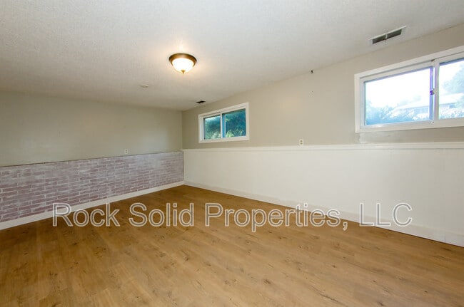 Building Photo - 4507 E 10th St