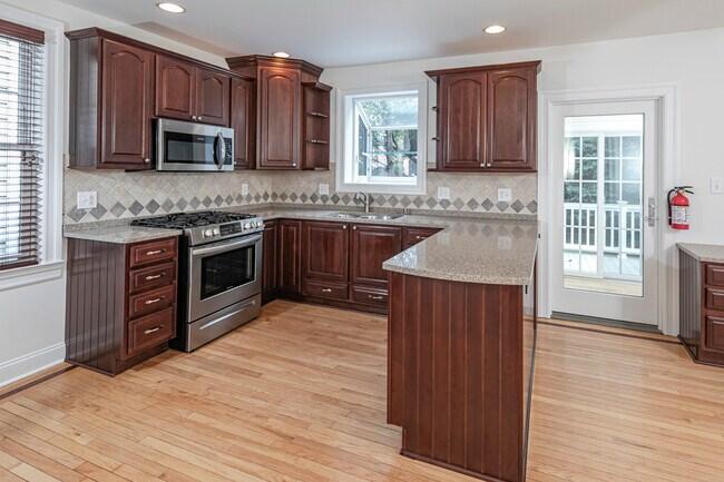 Building Photo - 35 Maple St