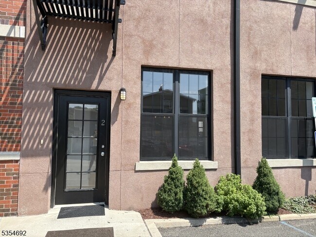 Building Photo - 988 Johnson Pl