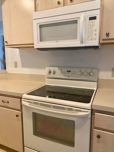 Building Photo - 725 SW 148th Ave