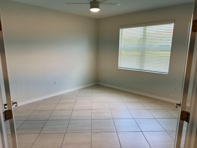 Building Photo - 2563 Vine Ave