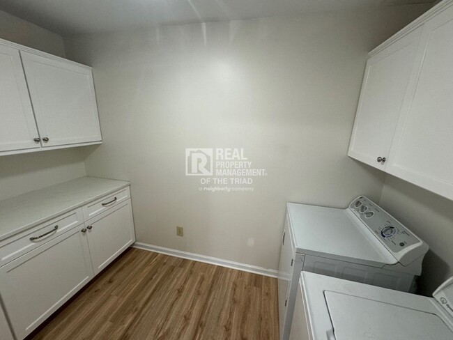 Building Photo - MOVE IN SPECIAL! One Level End Unit Townho...