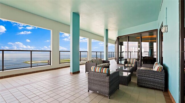 Building Photo - 1 Beach Dr SE