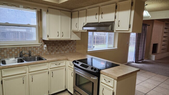 Building Photo - 2508 W Dallas Ct