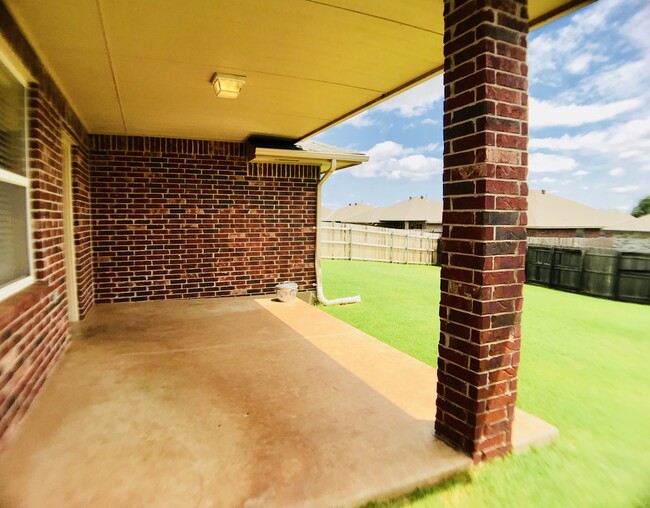 Building Photo - Beautiful 3BD 2BA Located in SW OKC, Wind ...