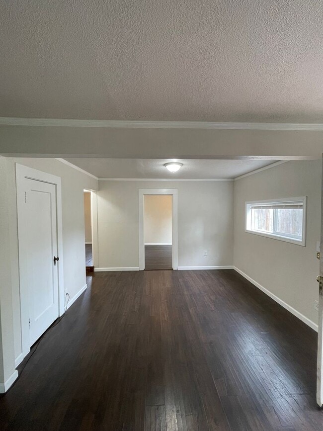 Building Photo - 2bdrm, 2 bath, located just minutes from d...