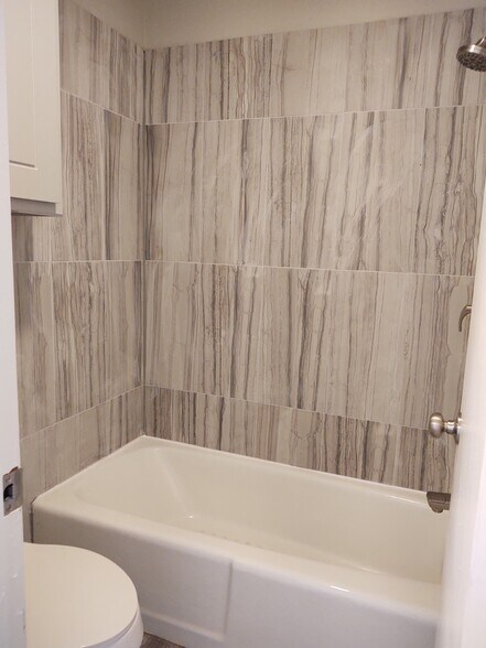 Primary Room Bath - 7126 NW 116th St