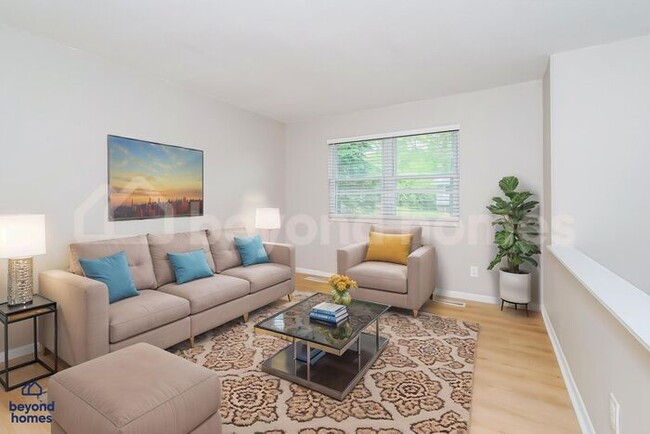 Building Photo - Stunning 4 Bedroom 2 Bathroom Home - Looki...