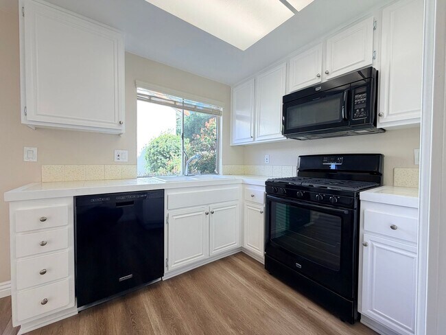 Building Photo - Beautiful End-Unit Townhome 2 bedroom and 1.5 bath