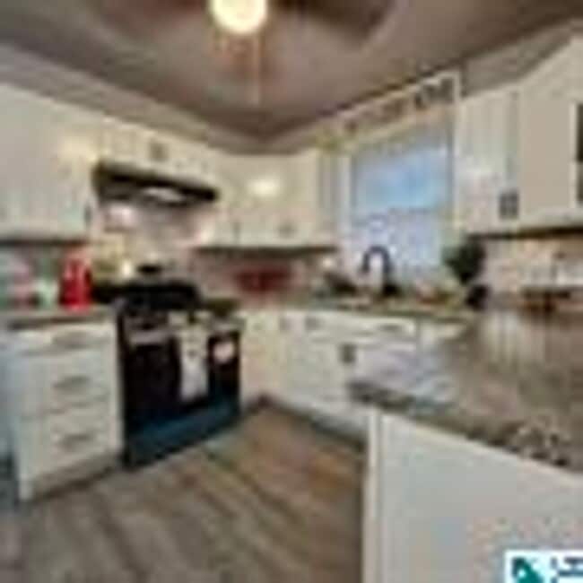 Building Photo - Charming 4 Bedroom, 1 Bathroom house
