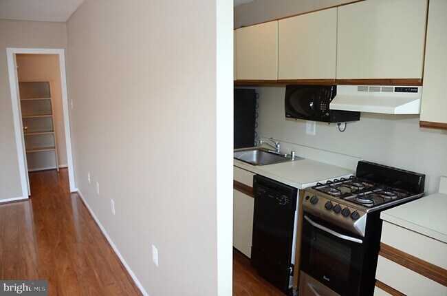 Building Photo - 2500 N Van Dorn St