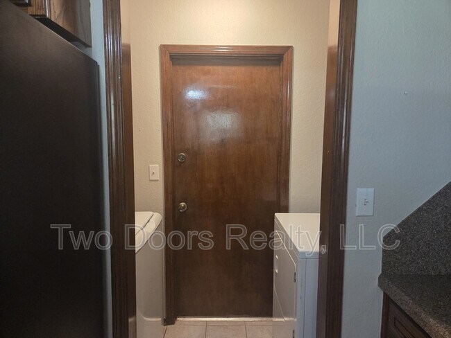 Building Photo - 663 W Perry Dr