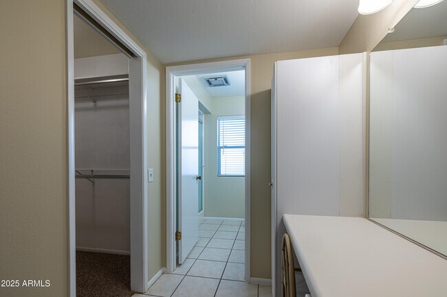 Building Photo - 10005 W Oak Ridge Dr