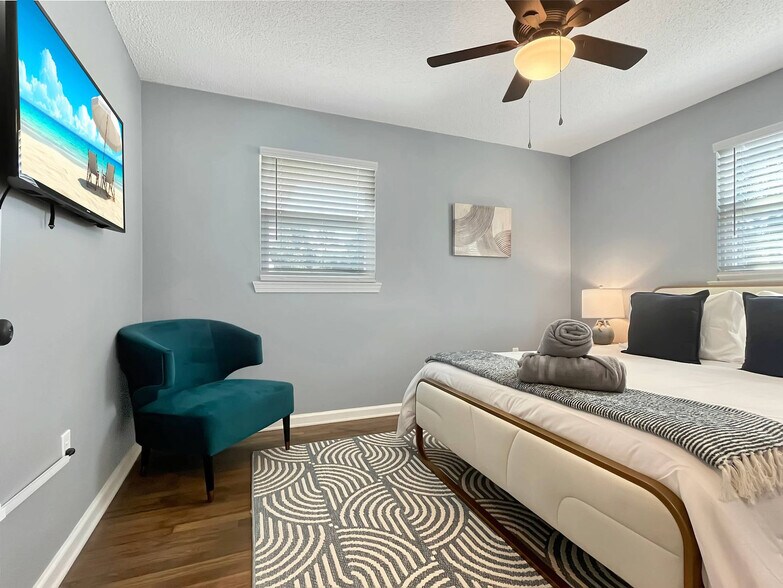 Building Photo - 501 W 9th St