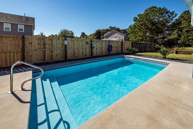 Building Photo - 4 Bedroom, 2.5 Bathroom Home in Brownswood...