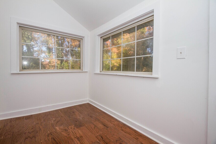 Building Photo - 546 Shull St