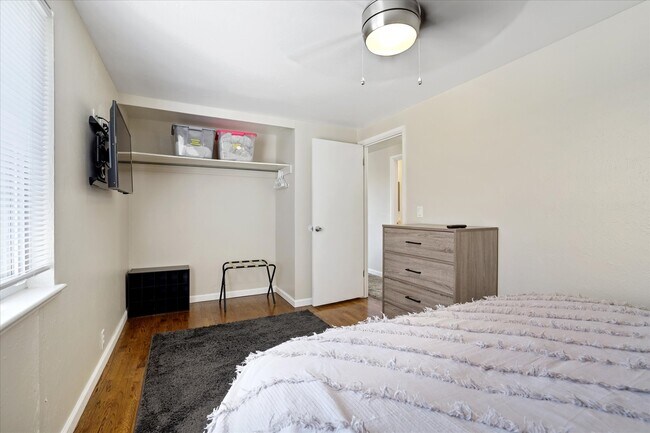 Queen Bedroom - 2819 W 3rd Ave