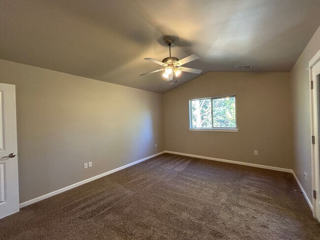 Building Photo - MOVE IN SPECIAL!   4 Bedroom / 2.5 Bathroo...