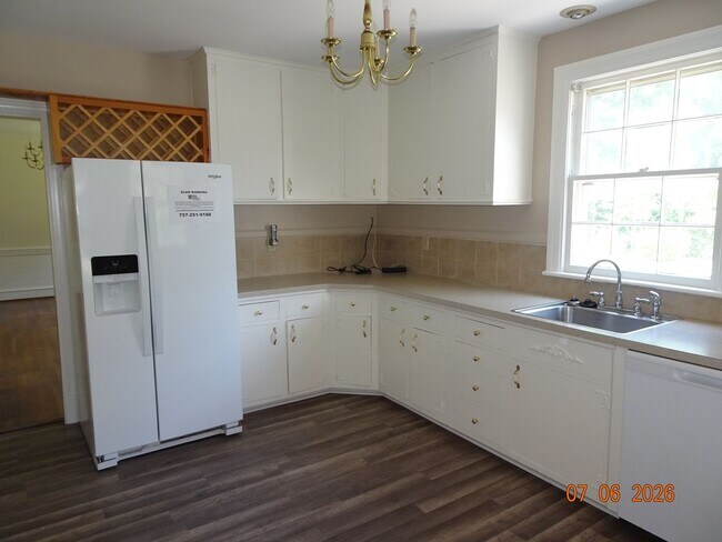 Building Photo - 3 bedrooms, 2 baths single family home