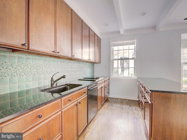 Building Photo - 4354 Westover Pl NW