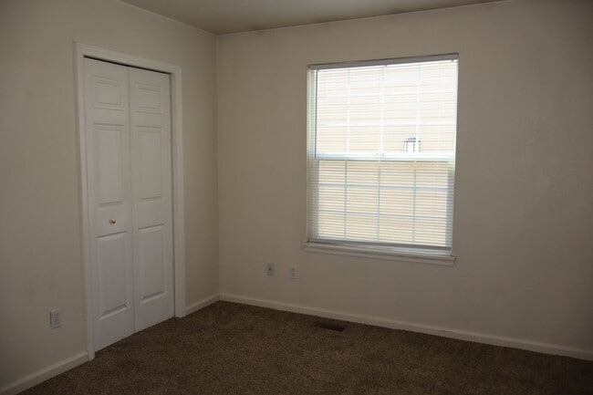 Building Photo - Cozy & Spacious 3-Bedroom Townhome In Fort...