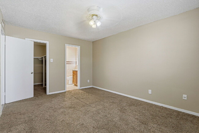 Building Photo - 3-Bedroom Duplex with Refrigerated AC.