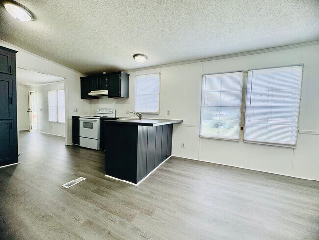 Building Photo - Convenient Countryside Living - Henderson NC