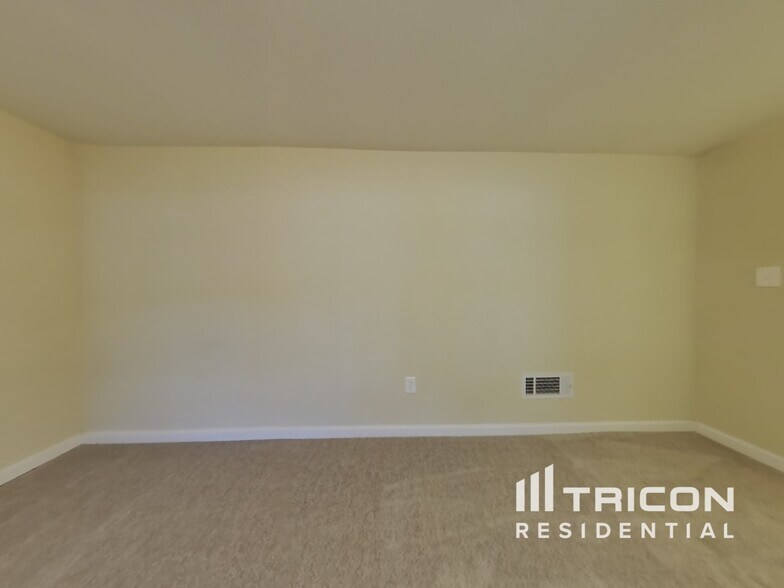 Building Photo - 5102 Lakewood Dr