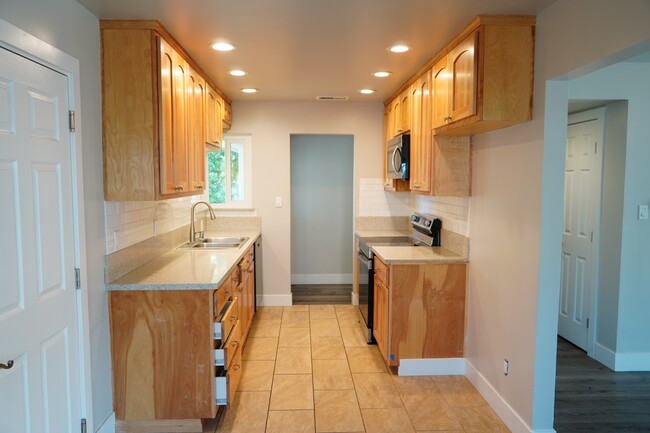 Building Photo - 1650 Archer Dr