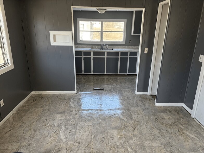 Building Photo - 3625 S Douglas Ave