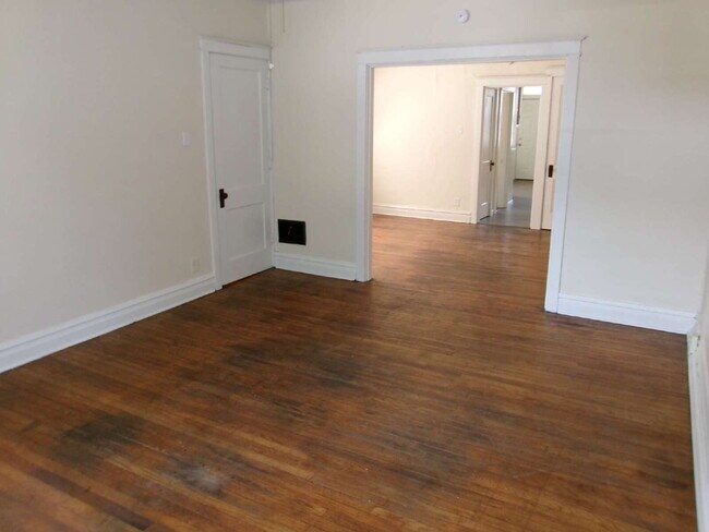 Building Photo - ** MOVE IN SPECIAL** First-Floor Unit with Hardwood Floors & Spacious Living Areas