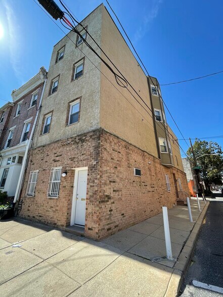 Building Photo - 916 S 11th St