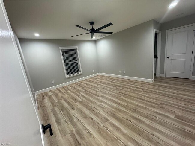 Building Photo - 118 NW 1st Pl