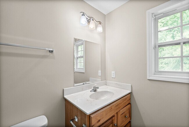 Building Photo - Pet Friendly Three Bedroom!