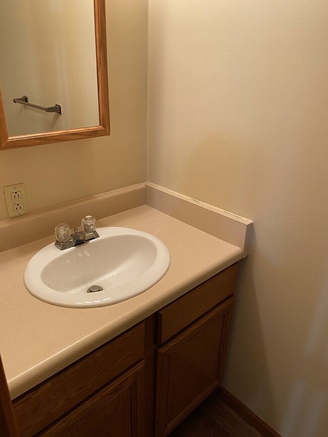Building Photo - New Listing!