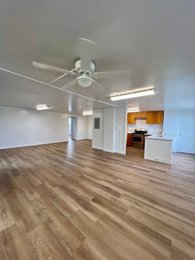 Building Photo - Spacious and Renovated Unit--2Bedrooms, 2B...
