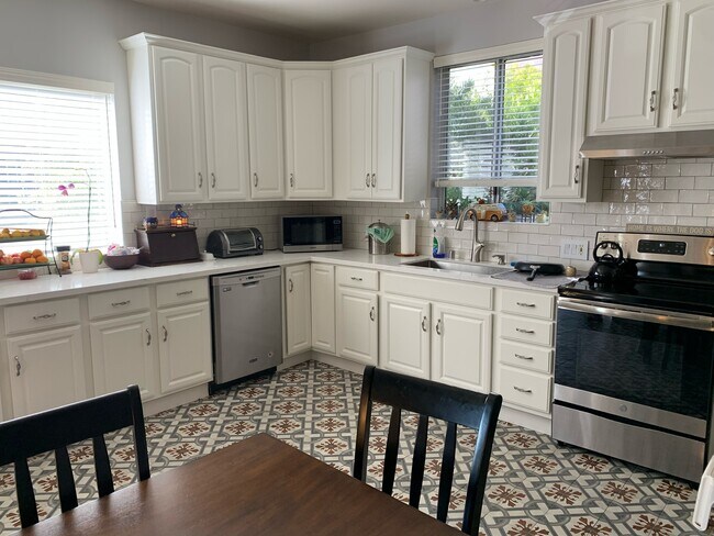 Building Photo - 1650 Portola Dr