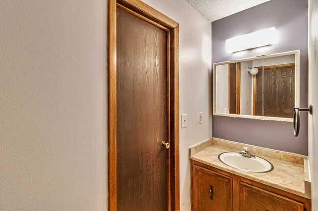 Building Photo - Bright & Spacious 1BD/1BA Top-Floor Unit with Stunning Views!