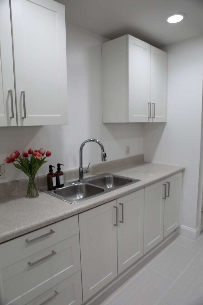 Building Photo - Cocoa Duplex