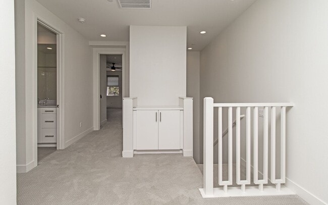 Building Photo - Bristol Cove townhome with lagoon views