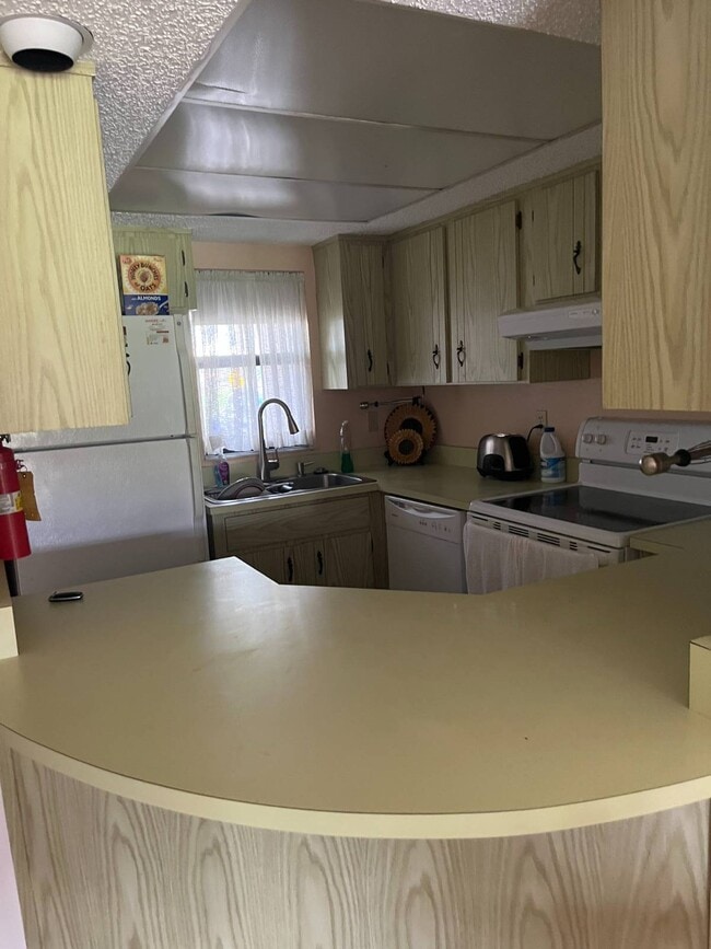 Building Photo - 3731 Edgewater Dr