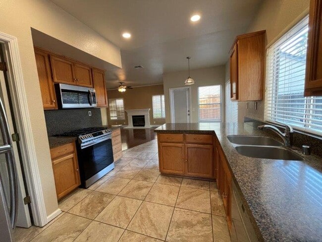 Building Photo - Large Open 4 Bedroom