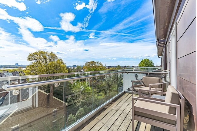 Building Photo - Stunning Partly Furnished Studio in Old Town Alexandria